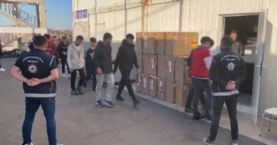 Tekneye bindirilirken operasyon yaptılar! 517 kaçak göçmen yakalandı