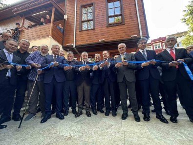 Üsküdar'da Restorasyonu Tamamlanan Seyh Nevruz Cami Yeniden Ibadete Açildi