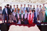 18 Yasinda Dünyanin Çatisinda Yürüyerek Rekor Kirdi