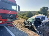 Izmir'de Kamyonla Çarpisan Otomobil Hurdaya Döndü Açiklamasi 2 Agir Yarali
