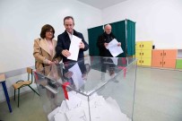 Polonya'da Sandik Çikis Anketlerine Göre Seçimlerin Galibi Iktidardaki Hukuk Ve Adalet Partisi