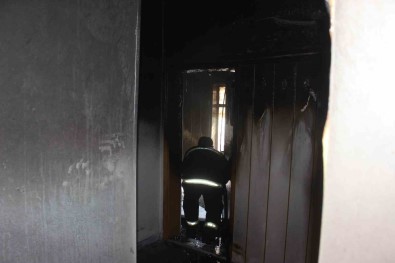 Depremzede Ailenin Kaldigi Evde Yangin