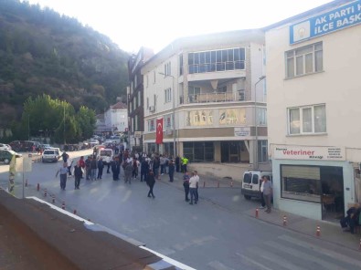 Kahvehanede Oturan Bacanagina Kursun Yagdirdi Açiklamasi 1 Ölü, 1 Yarali