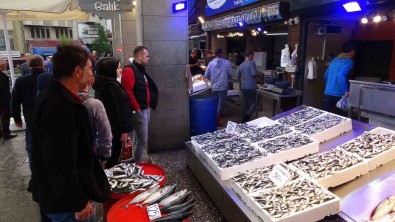 Trabzon Hamsisi Tezgâhlara Indi, Vatandas Balik Haline Akin Etti