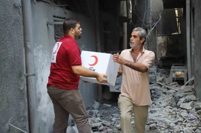 Türk Kizilay Gazze'deki Ekibiyle Sivillere Yardim Ediyor