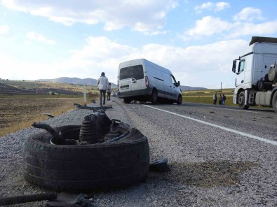 Hafif Ticari Araç Ile Tir Kafa Kafaya Çarpisti Açiklamasi 1'I Agir 2 Yarali