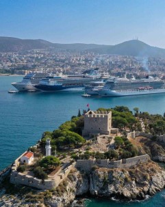 Kusadasi'na 4 Gemiyle Denizden 6 Bin 854 Yolcu Geldi