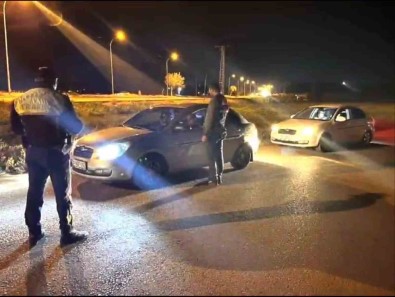 Insan Kaçakçisi 5 Sahis Ve 68 Göçmen Jandarmadan Kaçamadi