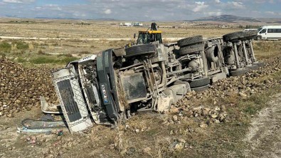 Hafriyat Kamyonu Seker Pancari Tasiyan Tira Çarpti, 3 Kisi Yaralandi