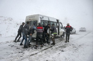 İki il beyaza büründü: Yollar kapandı araçlar mahsur kaldı