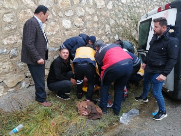 Van'da minibüs devrildi: 2'si ağır 14 yaralı