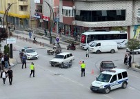 Burdur'da Motosiklet Ile Otomobil Çarpisti Açiklamasi 1 Yarali