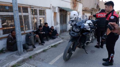 Evin Duvarina Çarpan Araçtan 5 Göçmen Çikti