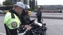 Kadiköy'de Motosiklet Sürücülerine Denetim Yapildi, 3 Motosiklet Baglandi