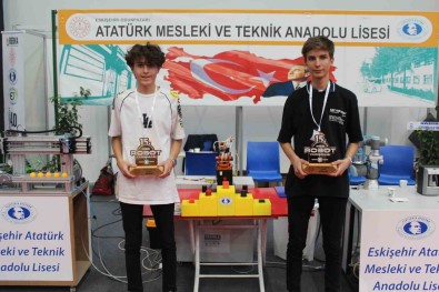 Robot Yarismasinda Dünya Birincisi Ve Ikincisi Olan Lise Ögrencileri Basari Sürecini Anlatti