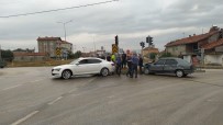 Suluova'da Otomobiller Çarpisti Açiklamasi 2 Yarali