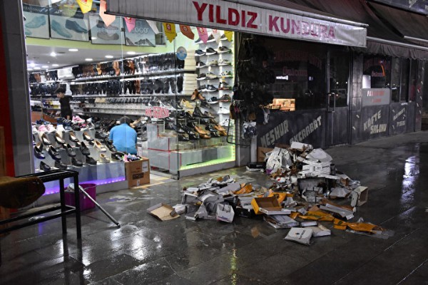 Yurdun birçok kentini sağanak vurdu: Dereler taştı yollar göle döndü