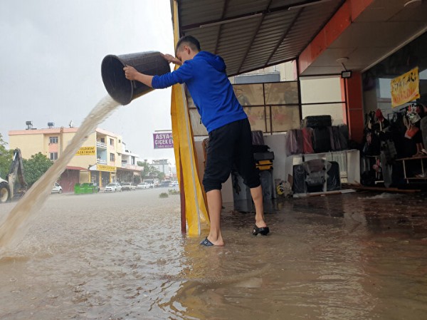 Yurdun birçok kentini sağanak vurdu: Dereler taştı yollar göle döndü