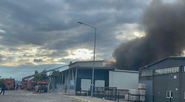 Uşak'ta iplik fabrikasında yangın