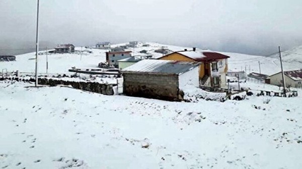 Bayburt’ta şaşırtan kar yağışı: Kısa sürede 10 santimetreyi buldu