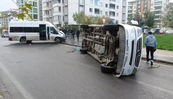 Minibüsle çarpışan öğrenci servisi devrildi