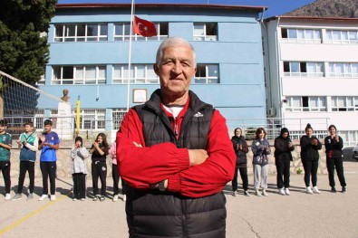 42 Yil Ayni Okulda Görev Yapan 'Nadir Hoca'ya Alkisli Veda
