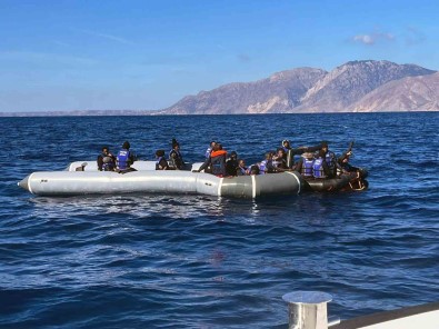 Datça'da 2 Göçmen Kaçakçisi Yakalandi, 27 Düzensiz Göçmen Kurtarildi