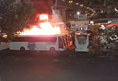 15 Temmuz Demokrasi Otogari'nda Park Halindeki Otobüs Alev Alev Yandi