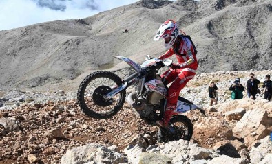 Endurocular Deniz Seviyesinden 2 Bin 365 Metre Yükseklikteki Tahtali Dagi'nin Zirvesine Çikti