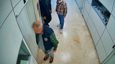 Fatih'te Polis Yelegi Kullanilarak 1 Milyon 600 Bin Liralik Gasp