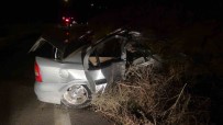 Kahramanmaras'ta Direge Çarpan Otomobil Ortadan Ikiye Ayrildi Açiklamasi 1 Ölü, 1 Agir Yarali