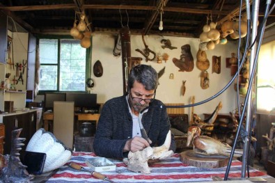 Bahçesini Kendi Için Yasam Alanina Çevirdi Açiklamasi Dogada Kemiklesmis Odunlara Çesitli Sekiller Veriyor