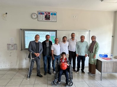 Batman'da Basket Atmaya Çalisan Engelli Ömer'e Anlamli Ziyaret