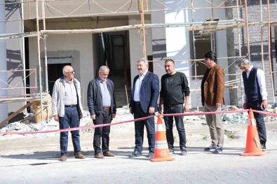 Sirintepe Mahallesinin Kütüphanesi Ve Ikinci Bahar Evi'nde Sona Dogru