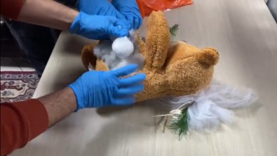 Kiz Arkadasina Aldigi Pelüs Oyuncak Ayi Içerisinde Uyusturucuyla Yakalandi