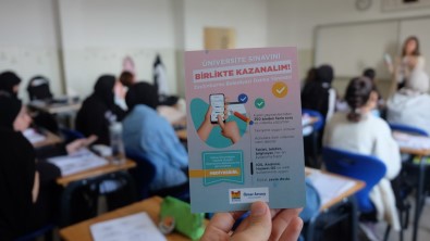 Zeytinburnu'nda 4 Bin 346 Lise Ögrencisine 350 Bin Soruluk YKS'ye Hazirlik Seti