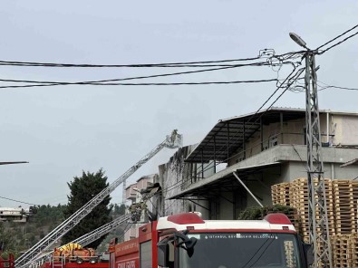 Küçükçekmece'de Gida Boyasi Deposundaki Yangin Söndürüldü