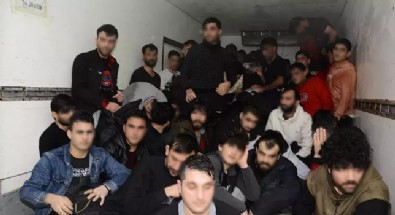 Kamyonun kasası ile şişme botta 100 göçmen yakalandı