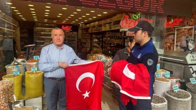 Sungurlu'da Esnaf Ve Vatandaslara Türk Bayragi Dagitildi