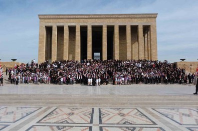 Ugur Okullarindan Cumhuriyetin 100. Yili'nda Ata'ya Ziyaret