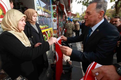 Bingöl'de Esnaf Ve Vatandaslara Türk Bayragi Dagitildi