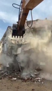 Elazig'da Agir Hasarli Bina Korna Sesi Ile Yikildi