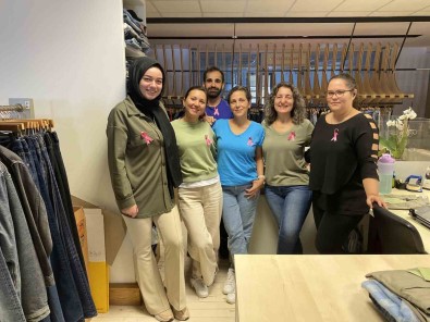 Farkindalik Için Pembe Kurdele Taktilar