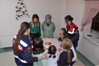 Kütahya'da Jandarma Çocuk Sevgi Evinde Çocuklari Sevindirdi