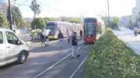 Beyazıt'ta tramvay raydan çıktı! Vatandaş tepki gösterdi