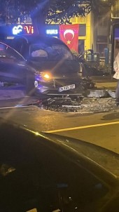 Büyükçekmece'de 2 Araç Kafa Kafaya Çarpisti, 5 Kisi Yaralandi