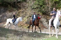 Istiklal Yolu'nun 95 Kilometrelik Güzergahini At Sirtinda Geçiyorlar
