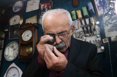 Sivasli Saatçi Yarim Asirdir Zamana Ayar Veriyor