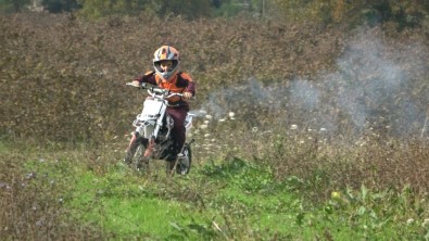 Yasitlari Oyuncakla Oynarken, O 5 Yasinda Motosiklet Sürüyor Açiklamasi Hedefi Zayn Ile Bulusmak