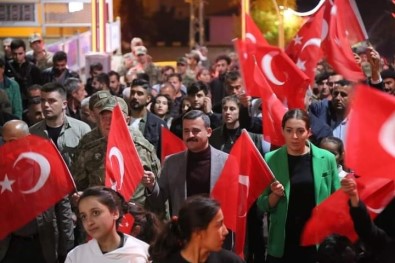 Çukurca Da Bayrak Ve Mesaleli Cumhuriyet Yürüyüsü Düzenlendi